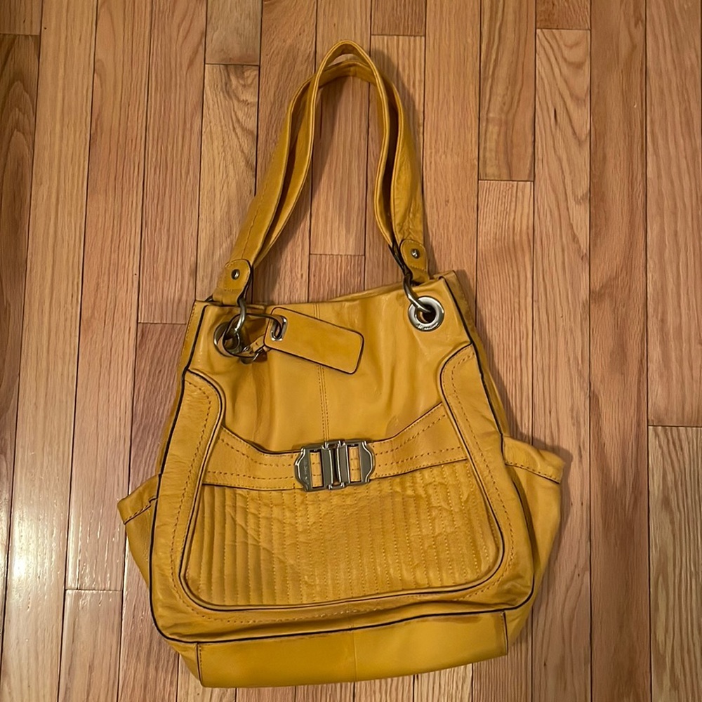 B. Makowsky leather purse